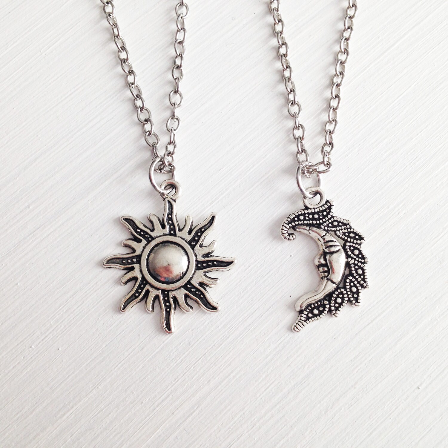 Set Aus 2 Ketten - Sonne Halskette Mond Bff Freundschaft Geburtstagsgeschenk Set Aus 2 Ketten - Sonne Halskette Mond Bff Freundschaft Geburtstagsgeschenk von KrisnaDesign