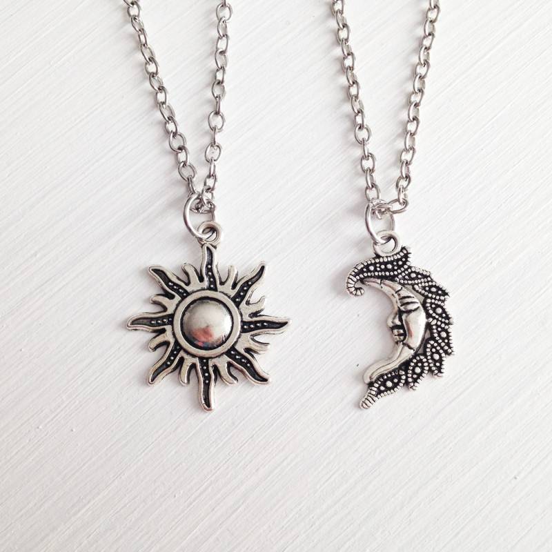 Set Aus 2 Ketten - Sonne Halskette Mond Bff Freundschaft Geburtstagsgeschenk Set Aus 2 Ketten - Sonne Halskette Mond Bff Freundschaft Geburtstagsgeschenk von KrisnaDesign
