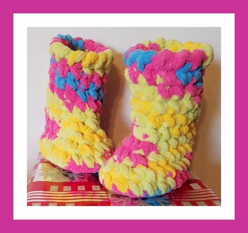 Baby-Booties, Entzückende Babyschuhe, Bernat Decke Garn in Süßen Und Sauren Colorway, Häkeln Stiefel von KrissKrochet