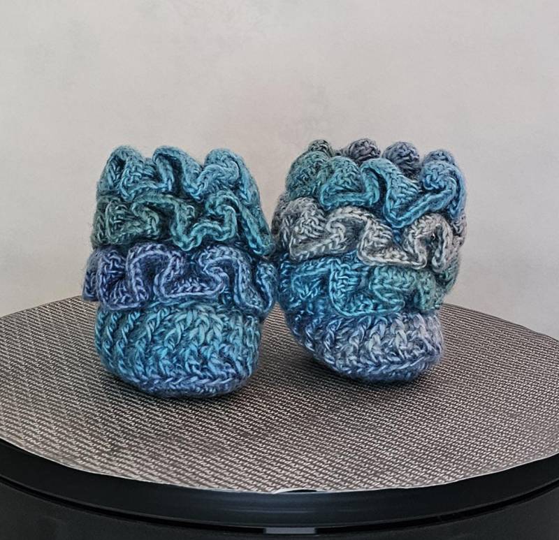 Baby Booties Mit Rüschen in Meeres Gischt Gezeiten, Türkistöne, Hellgrün, Stahlblau Handgehäkelte Babyschuhe, Baby-Mädchen, Baby-Jungen, Neugeborene von KrissKrochet