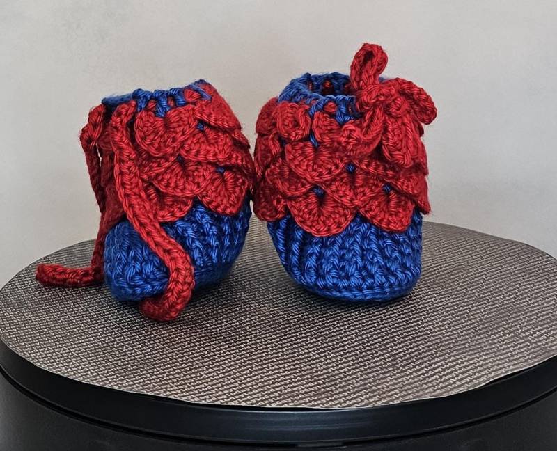 Krokodil Stitch Baby Booties Rot Und Blau Neugeborene Schuhe Häkeln von KrissKrochet