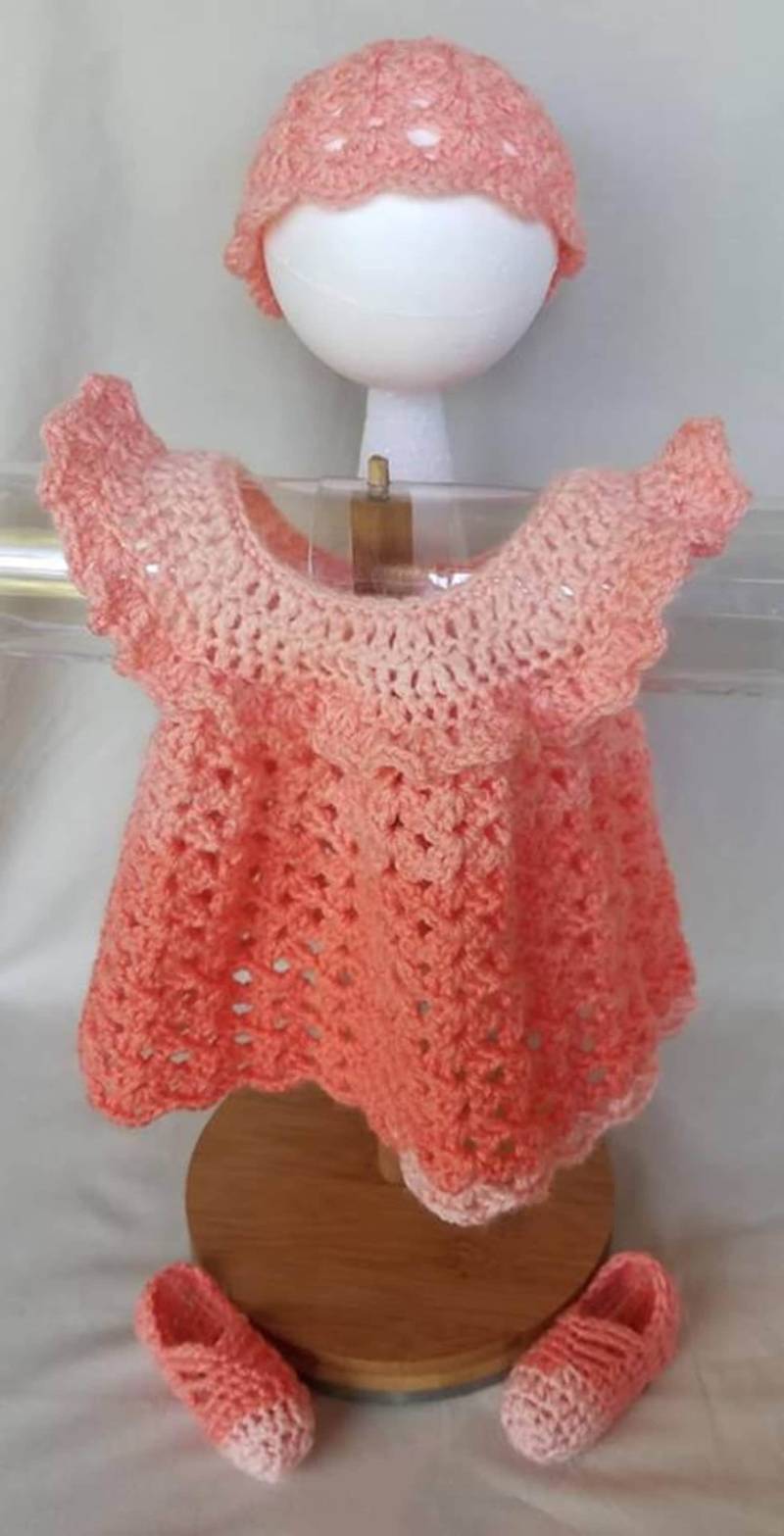 Gehäkeltes Engel Flügel Trägerkleid, Mütze & Hausschuhe Coral Newborn Set von KrissKrochet