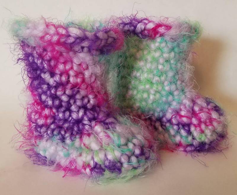 Entzückende Babyschuhe in Rainbow Splash, Handgemachte Gehäkelte Babyschuhe, Babystiefel von KrissKrochet