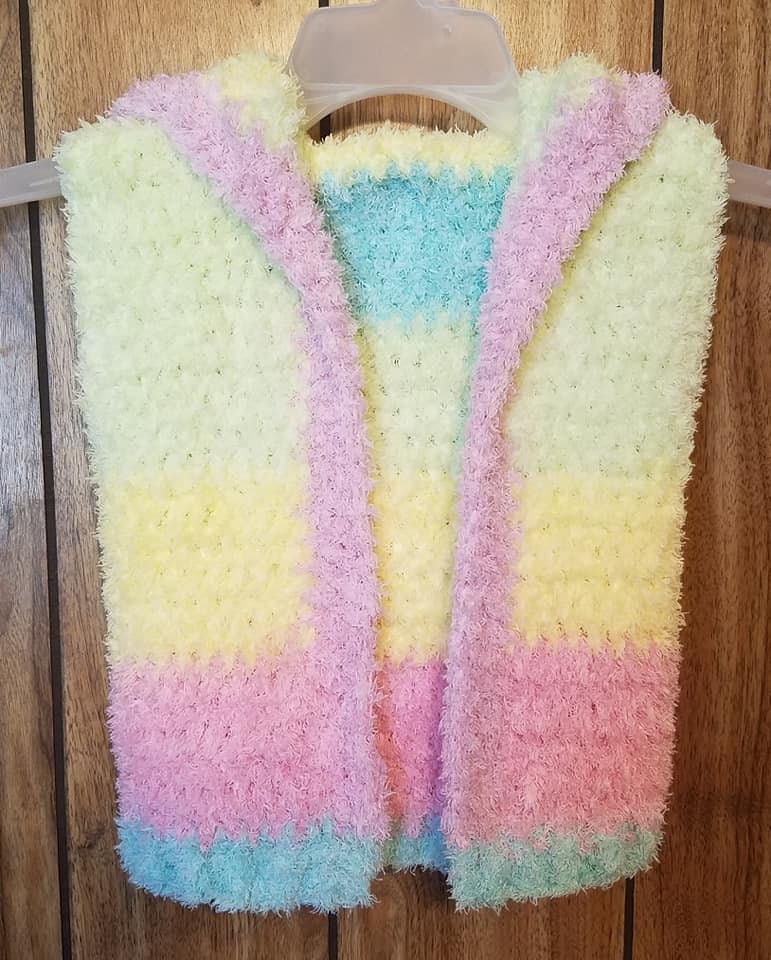 Kapuzen Pullover Weste Einzigartige Eine Von Einer Art Mädchen Hand Häkeln Mit Pipsqueak Garn in Schlaflied Farbe von KrissKrochet