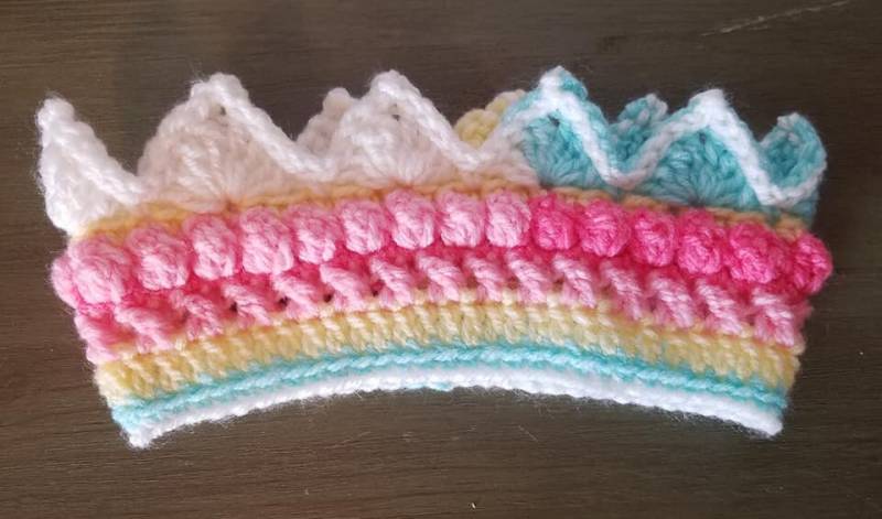 Kleine Niedliche Häkelkrone, Ohrwärmer Prinzessinnenkrone Schneekönigin in Tutti Fruitti, Weiß, Hellblau, Gelb, Rosa Und Fuchsia von KrissKrochet