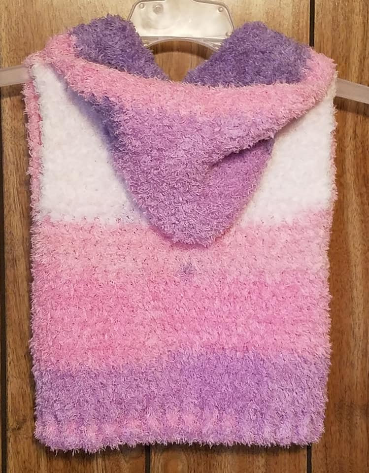 Mädchen Hand Häkeln Kapuzenpullover Weste Einzigartig Und Einzigartig Mit Pipsqueak Garn in Cotton Candy Färbung Gemacht von KrissKrochet