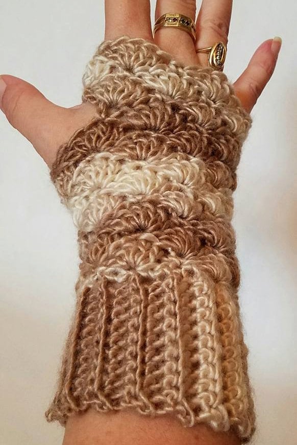 Perlmutt Armstulpen, Pulswärmer, Pulswärmer in Cappuccino von KrissKrochet