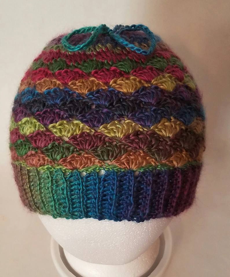 Wintermütze Messy Bun Mütze Hut Cabrio in Stained Glass Colorway von KrissKrochet