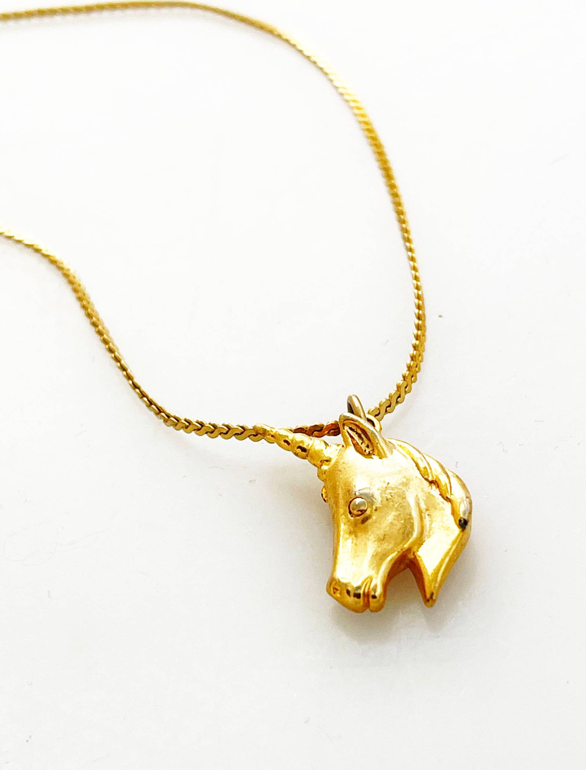 Einhorn Büste Miniatur Halskette - Vintage Gold Metall Kopf Layering Stapelkette von KrissyKatVINTAGE