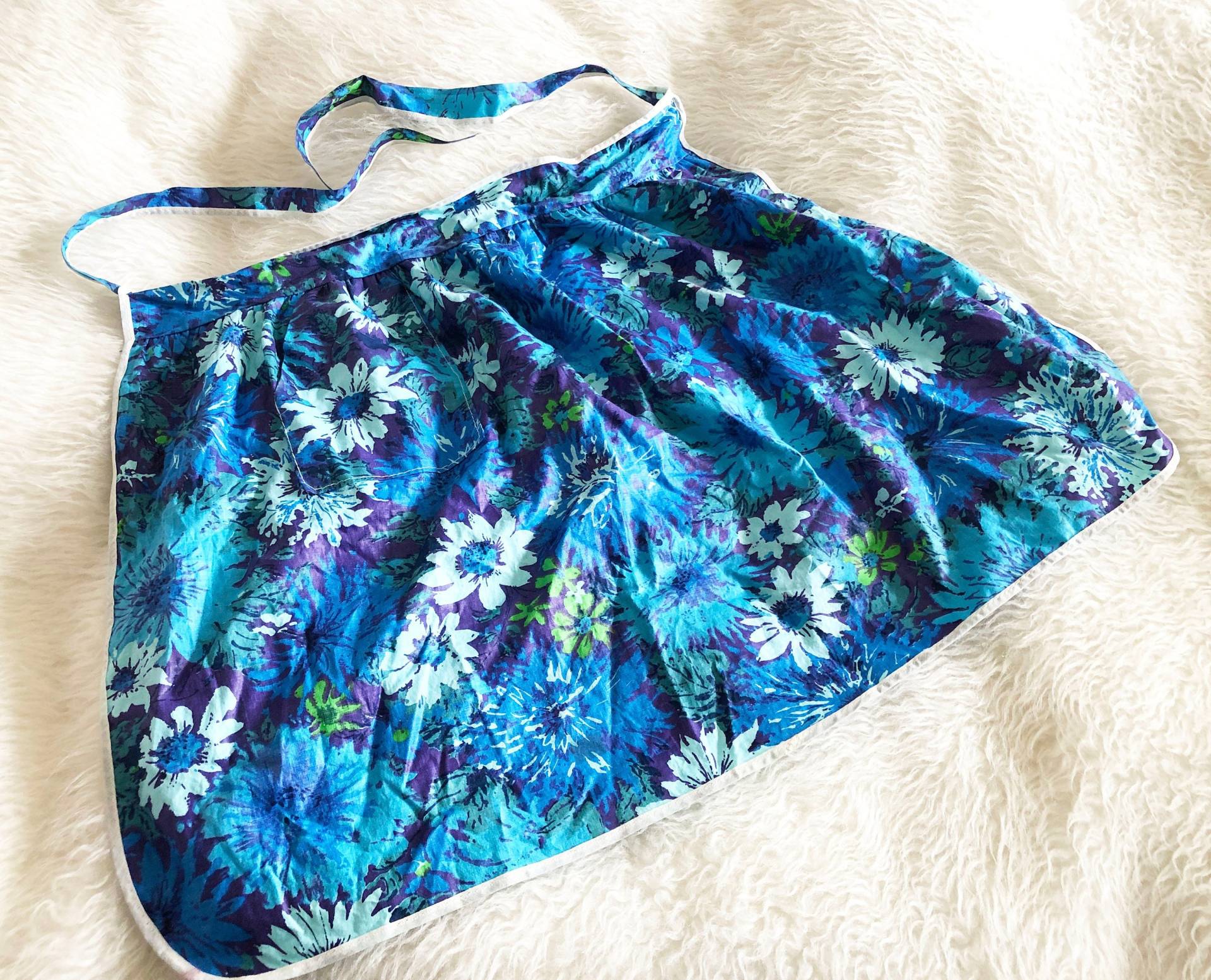 Schürze - Blue Floral Feminine Halb Gebunden Mit Tasche 1950Er Jahre Vintage von KrissyKatVINTAGE