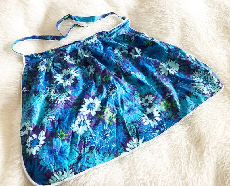 Schürze - Blue Floral Feminine Halb Gebunden Mit Tasche 1950Er Jahre Vintage von KrissyKatVINTAGE