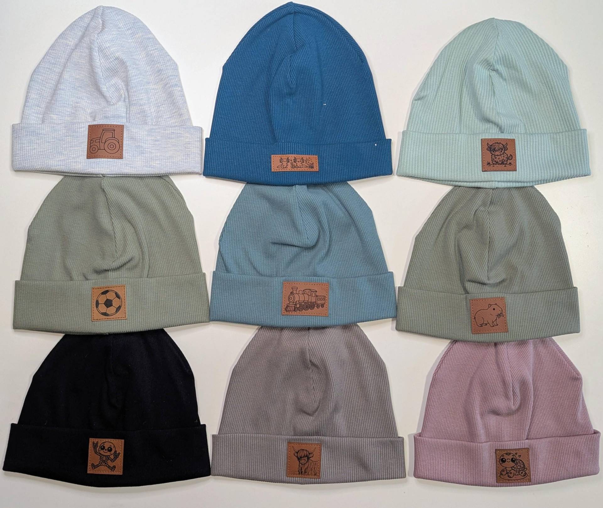 Kindermützen Beanies Rippbeanie Rippmütze Verschiedene Motive Kuh, Axolotl, Capybara, Zug, Fußball, Trecker Ku 48-52 Gr. Ca. 86/92/98/104 Kindermützen Beanies Rippbeanie Rippmütze Verschiedene Motive Kuh, Axolotl, Capybara, Zug, Fußball, Trecker Ku 48-52 Gr. Ca. 86/92/98/104 von KrissysHandmadeShop