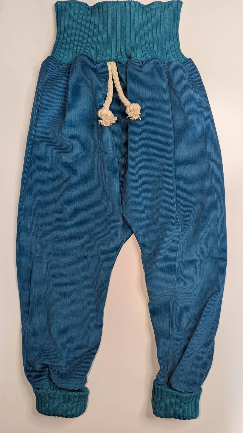 Wunderschöne Bequeme Pumphose Mitwachshosen Über Drei Größen Jerseyhosen Kinderhosen Handmade Gr. 110/116/122 Cord Feincord Petrol Cordhose Wunderschöne Bequeme Pumphose Mitwachshosen Über Drei Größen Jerseyhosen Kinderhosen Handmade Gr. 110/116/122 Cord Feincord Petrol Cordhose von KrissysHandmadeShop