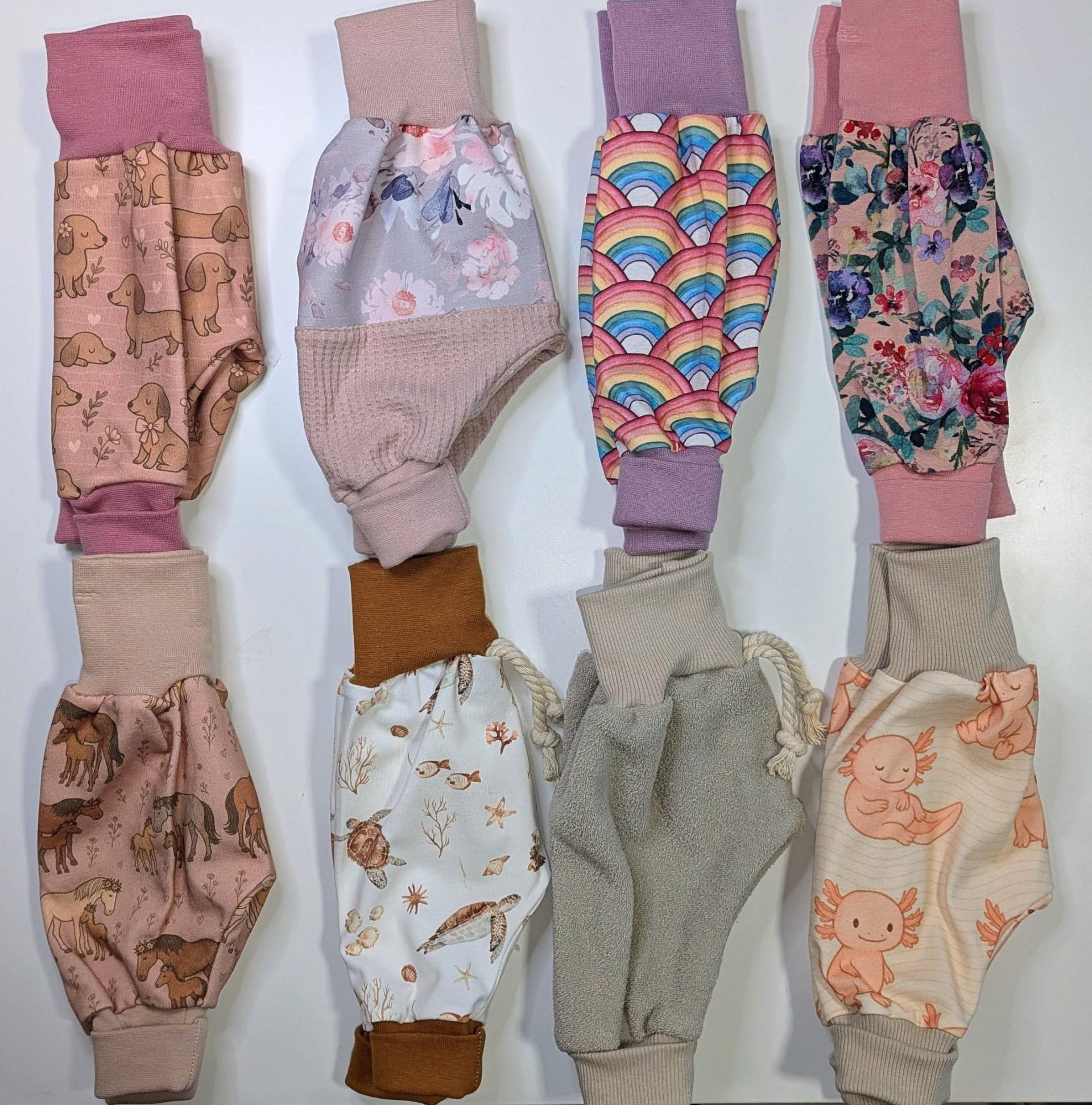 Wunderschöne Bequeme Pumphose Mitwachshosen Über Drei Größen Jerseyhosen Babyhosen Handmade Gr. 50/56/62 Newborn Rosa, Dackel, Pferde, Axolo Wunderschöne Bequeme Pumphose Mitwachshosen Über Drei Größen Jerseyhosen Babyhosen Handmade Gr. 50/56/62 Newborn Rosa, Dackel, Pferde, Axolo von KrissysHandmadeShop