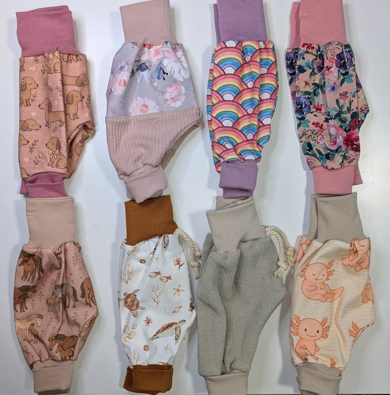 Wunderschöne Bequeme Pumphose Mitwachshosen Über Drei Größen Jerseyhosen Babyhosen Handmade Gr. 50/56/62 Newborn Rosa, Dackel, Pferde, Axolo Wunderschöne Bequeme Pumphose Mitwachshosen Über Drei Größen Jerseyhosen Babyhosen Handmade Gr. 50/56/62 Newborn Rosa, Dackel, Pferde, Axolo von KrissysHandmadeShop
