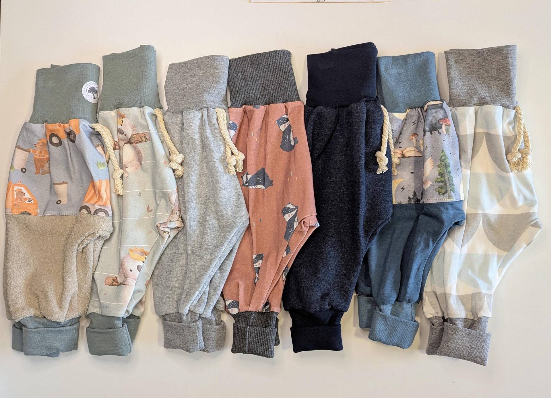 Wunderschöne Bequeme Pumphose Mitwachshosen Über Drei Größen Jerseyhosen Babyhosen Handmade Gr. 62/68/74 Dachs, Müllauto, Koala, Blau, Grau Wunderschöne Bequeme Pumphose Mitwachshosen Über Drei Größen Jerseyhosen Babyhosen Handmade Gr. 62/68/74 Dachs, Müllauto, Koala, Blau, Grau von KrissysHandmadeShop