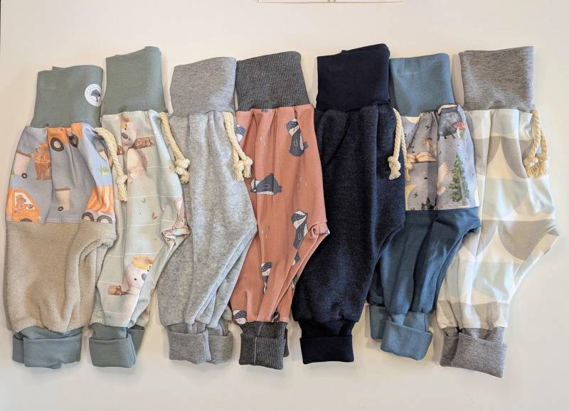 Wunderschöne Bequeme Pumphose Mitwachshosen Über Drei Größen Jerseyhosen Babyhosen Handmade Gr. 62/68/74 Dachs, Müllauto, Koala, Blau, Grau Wunderschöne Bequeme Pumphose Mitwachshosen Über Drei Größen Jerseyhosen Babyhosen Handmade Gr. 62/68/74 Dachs, Müllauto, Koala, Blau, Grau von KrissysHandmadeShop