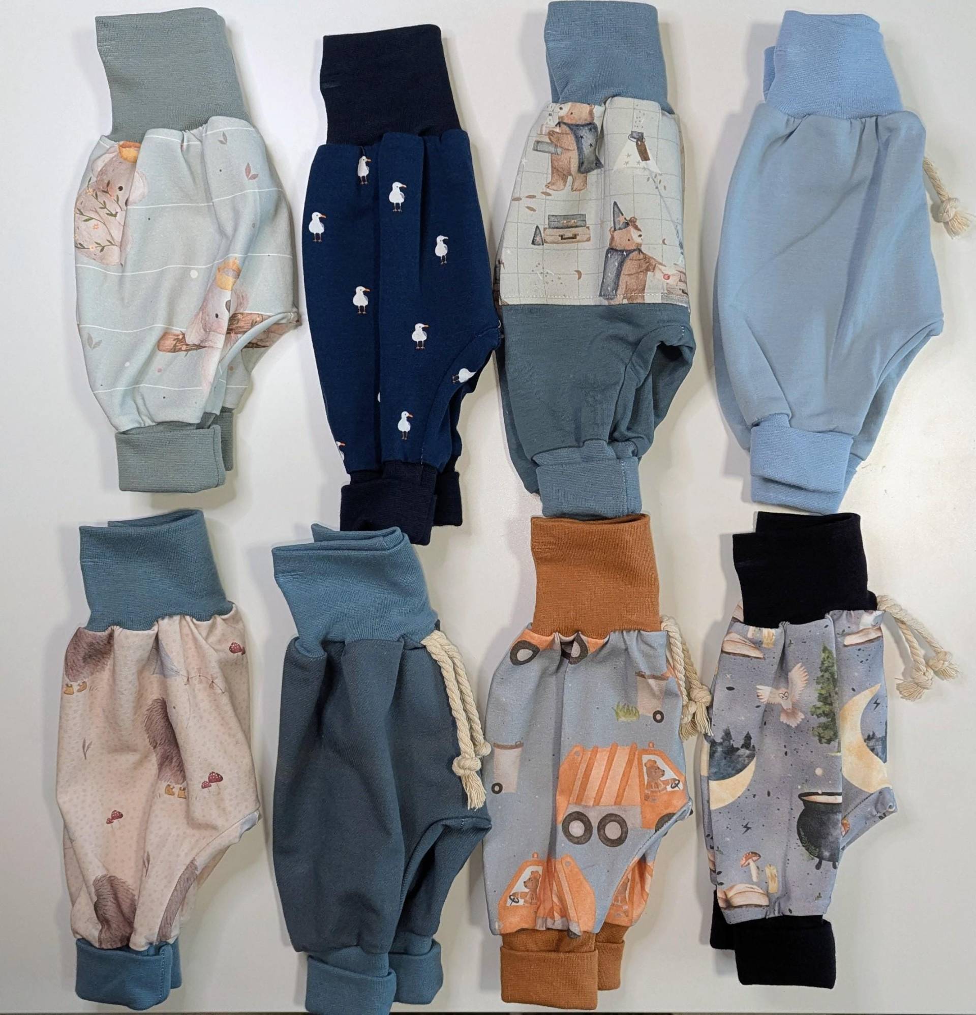 Wunderschöne Bequeme Pumphose Mitwachshosen Über Drei Größen Jerseyhosen Babyhosen Handmade Gr. 50/56/62 Zauberer, Blau, Grau, Müllauto Wunderschöne Bequeme Pumphose Mitwachshosen Über Drei Größen Jerseyhosen Babyhosen Handmade Gr. 50/56/62 Zauberer, Blau, Grau, Müllauto von KrissysHandmadeShop