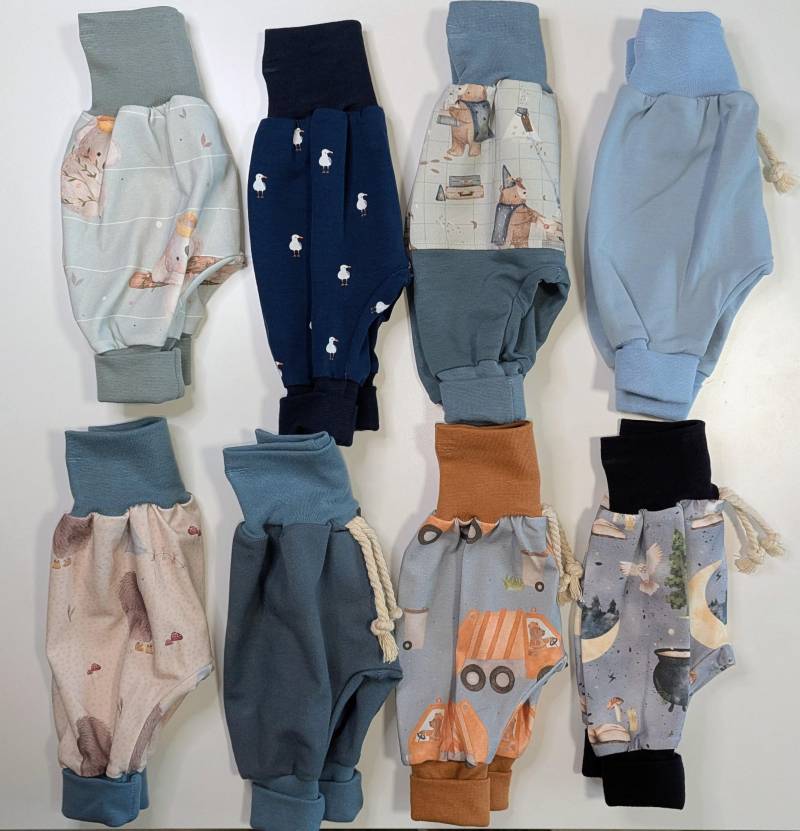 Wunderschöne Bequeme Pumphose Mitwachshosen Über Drei Größen Jerseyhosen Babyhosen Handmade Gr. 50/56/62 Zauberer, Blau, Grau, Müllauto Wunderschöne Bequeme Pumphose Mitwachshosen Über Drei Größen Jerseyhosen Babyhosen Handmade Gr. 50/56/62 Zauberer, Blau, Grau, Müllauto von KrissysHandmadeShop