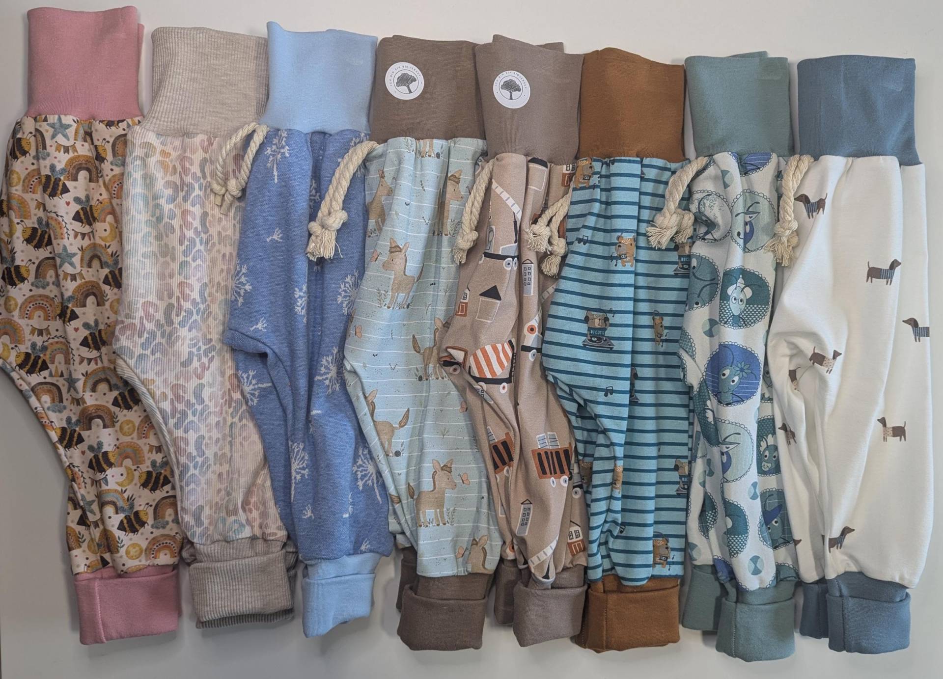 Wunderschöne Bequeme Pumphose Mitwachshosen Über Drei Größen Jerseyhosen Babyhosen Handmade Gr. 80/86/92 Biene, Pusteblume, Dackel, Esel Wunderschöne Bequeme Pumphose Mitwachshosen Über Drei Größen Jerseyhosen Babyhosen Handmade Gr. 80/86/92 Biene, Pusteblume, Dackel, Esel von KrissysHandmadeShop