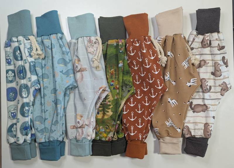 Wunderschöne Bequeme Pumphose Mitwachshose Über Drei Größen Jerseyhosen Babyhosen Handmade Gr. 80/86/92 Schnabeltier, Giraffe, Anker, Wal Wunderschöne Bequeme Pumphose Mitwachshose Über Drei Größen Jerseyhosen Babyhosen Handmade Gr. 80/86/92 Schnabeltier, Giraffe, Anker, Wal von KrissysHandmadeShop
