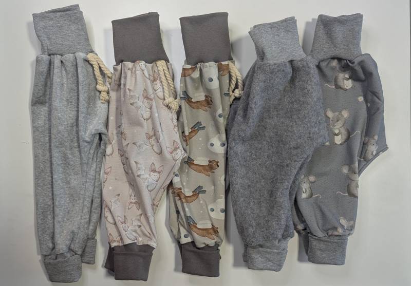 Wunderschöne Bequeme Pumphose Mitwachshosen Über Drei Größen Jerseyhosen Babyhosen Handmade Gr. 80/86/92 Wollfleece, Mäuse, Fledermaus, Bär Wunderschöne Bequeme Pumphose Mitwachshosen Über Drei Größen Jerseyhosen Babyhosen Handmade Gr. 80/86/92 Wollfleece, Mäuse, Fledermaus, Bär von KrissysHandmadeShop
