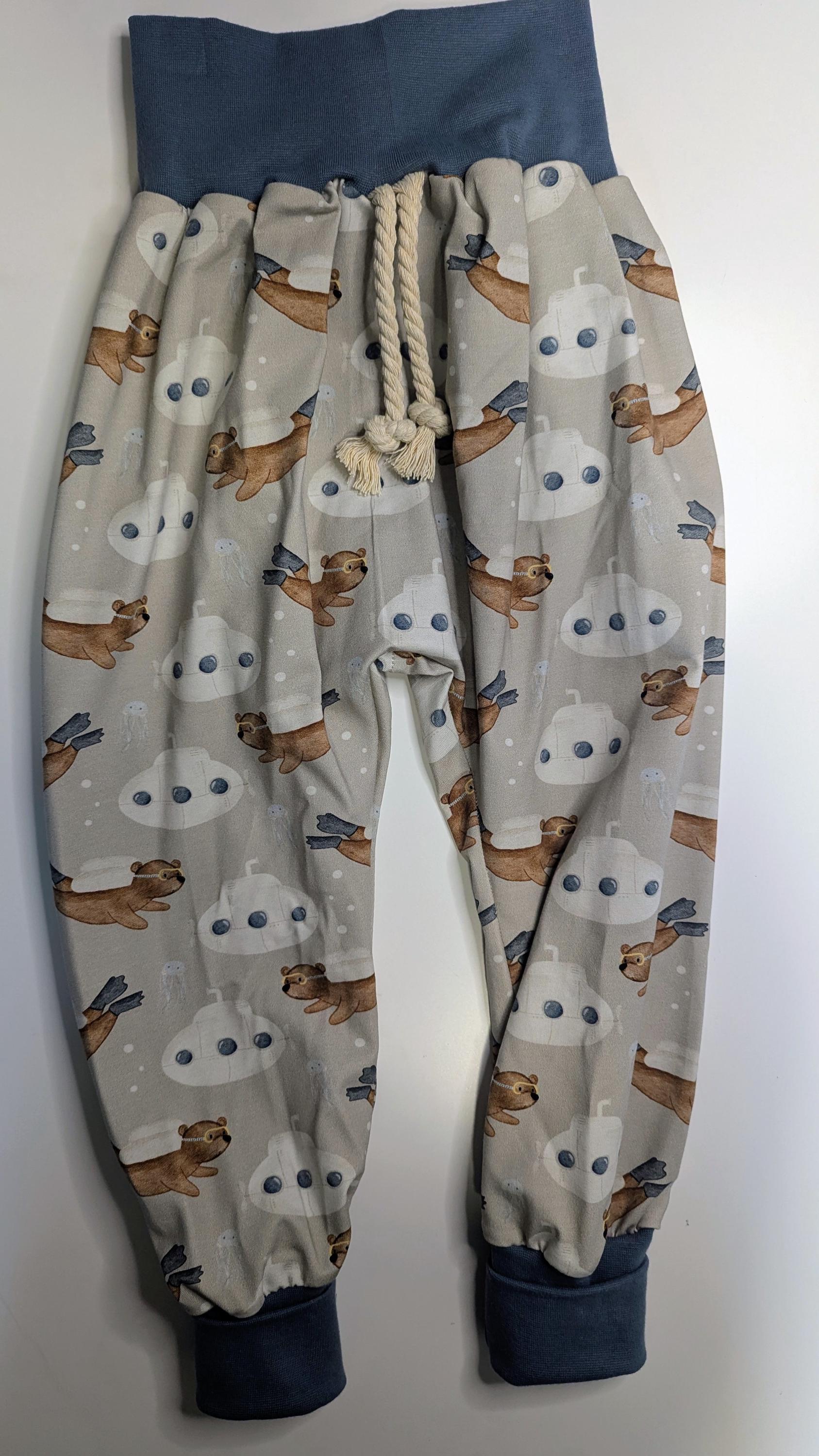 Wunderschöne Bequeme Pumphose Mitwachshosen Über Drei Größen Jerseyhosen Kinderhosen Handmade Gr. 110/116/122 Bär Taucher Unterwasserwelt Wunderschöne Bequeme Pumphose Mitwachshosen Über Drei Größen Jerseyhosen Kinderhosen Handmade Gr. 110/116/122 Bär Taucher Unterwasserwelt von KrissysHandmadeShop