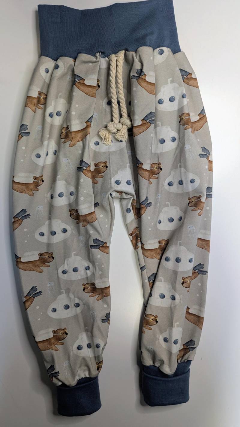Wunderschöne Bequeme Pumphose Mitwachshosen Über Drei Größen Jerseyhosen Kinderhosen Handmade Gr. 110/116/122 Bär Taucher Unterwasserwelt Wunderschöne Bequeme Pumphose Mitwachshosen Über Drei Größen Jerseyhosen Kinderhosen Handmade Gr. 110/116/122 Bär Taucher Unterwasserwelt von KrissysHandmadeShop
