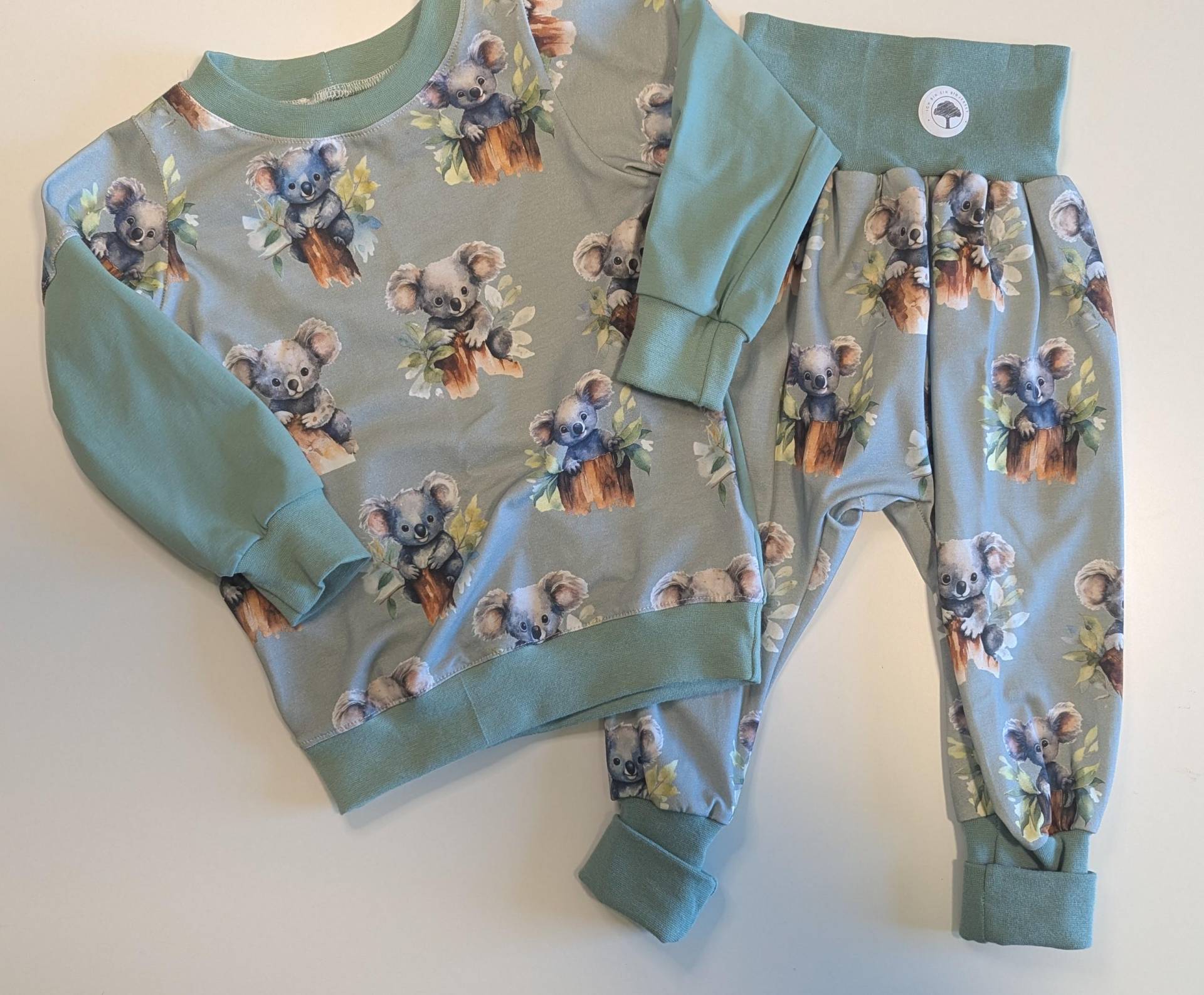 Wunderschönes Set Bestehend Aus Pullover Und Mitwachshose in Der Größe 92/98/104 Koala Koalabär Eukalyptus Mint Wunderschönes Set Bestehend Aus Pullover Und Mitwachshose in Der Größe 92/98/104 Koala Koalabär Eukalyptus Mint von KrissysHandmadeShop