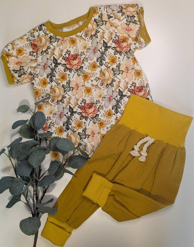 Wunderschönes Sommerliches Set Bestehend Aus T-Shirt Und Mitwachshose Musselin in Der Größe 80/86/92 Senfgelb Gelb Blumen Retro Rosen Wunderschönes Sommerliches Set Bestehend Aus T-Shirt Und Mitwachshose Musselin in Der Größe 80/86/92 Senfgelb Gelb Blumen Retro Rosen von KrissysHandmadeShop