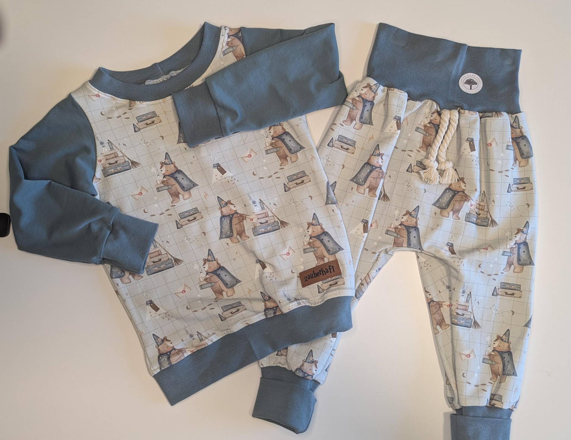 Wunderschönes Zauberhaftes Set Bestehend Aus Pullover Und Mitwachshose in Der Größe 92/98/104 Zauberbär Zauberer Magie Bären Blaugrau von KrissysHandmadeShop
