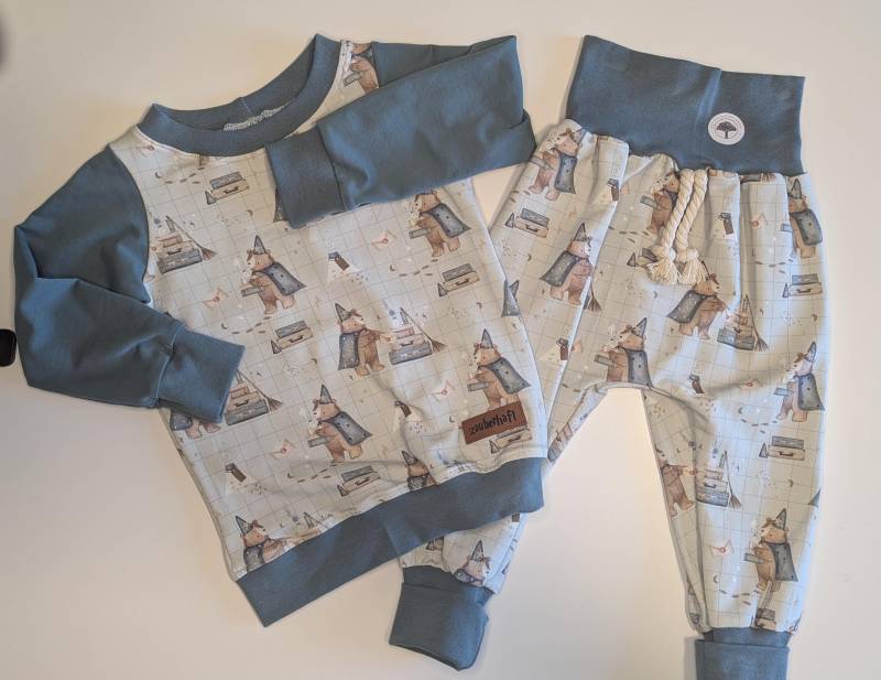 Wunderschönes Zauberhaftes Set Bestehend Aus Pullover Und Mitwachshose in Der Größe 92/98/104 Zauberbär Zauberer Magie Bären Blaugrau von KrissysHandmadeShop