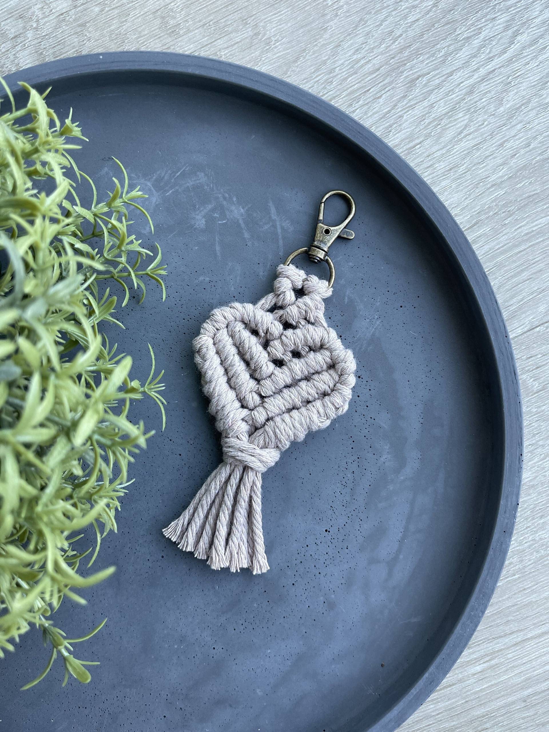 Herz Makramee "Schlüsselanhänger/Geschenke/Bohomacrame/Bohostyle/Bohoschlüsselanhänger Herz Makramee "Schlüsselanhänger/Geschenke/Bohomacrame/Bohostyle/Bohoschlüsselanhänger von KristaCollective