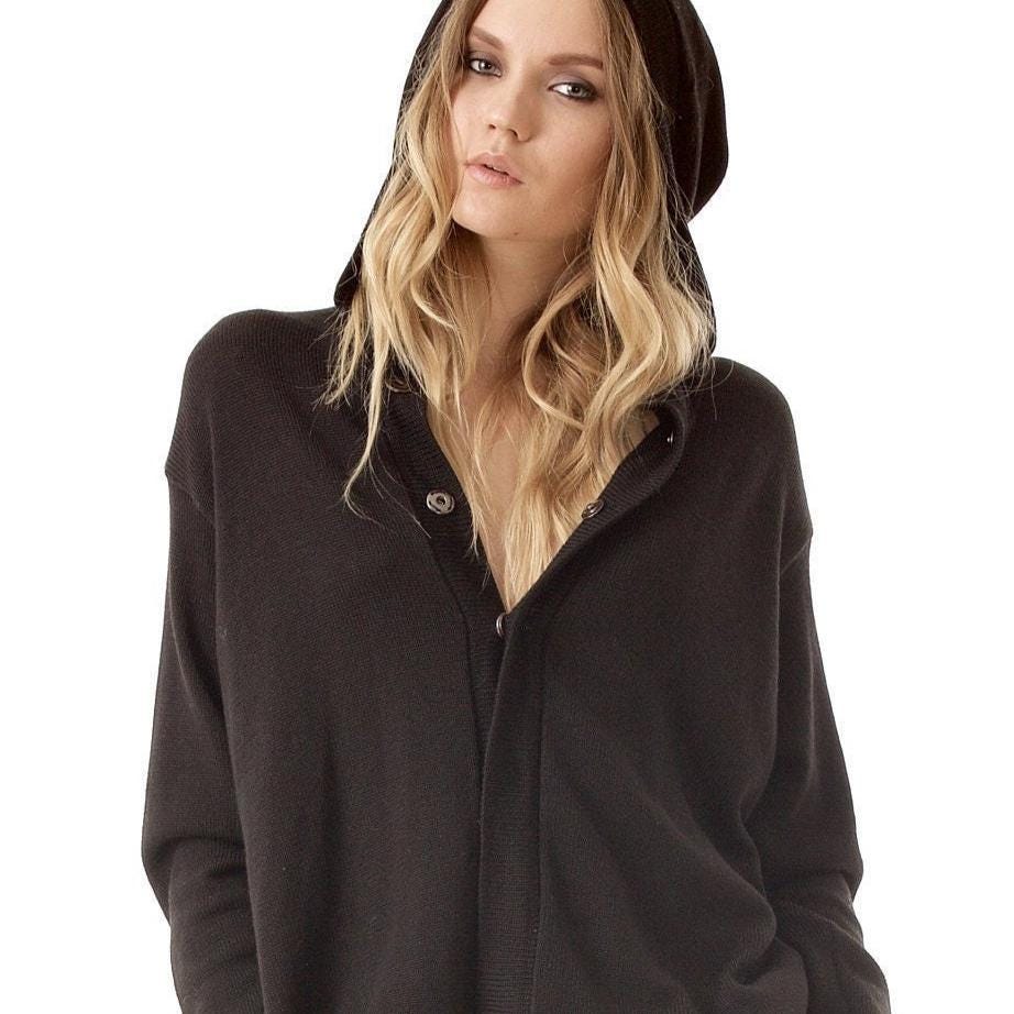 Kurze Schwarze Merino Wollstrickjacke Für Damen, Kapuzen Strickpullover Jacke, Oversize Passform Knöpfen, Woll Strickjacke von KristaElsta