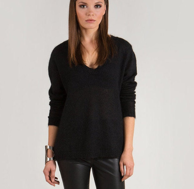 Leichter Schwarzer Mohair V-Ausschnitt Pullover - Handgestrickter Damenpullover Aus Wolle, Weich & Locker Größe Xl Versandbereit von KristaElsta