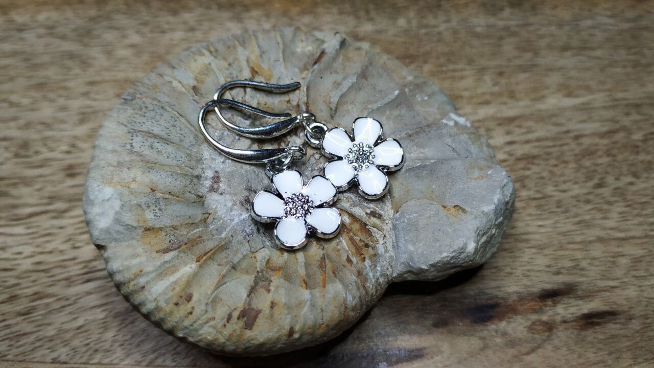 Blumen Ohrring Blume, Emaille, Gänseblümchen, Hängeohrring, Silber von KristallklarKetten