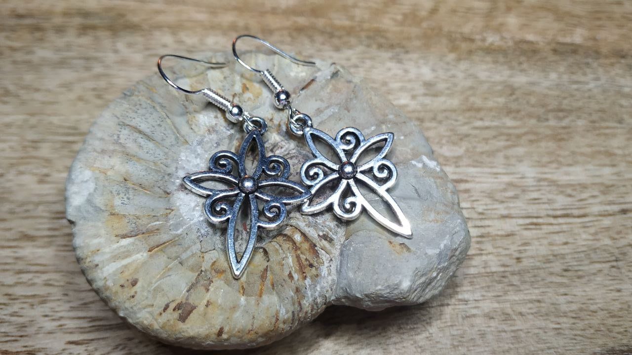 Kreuz Ohrringe, Blume Anhänger, Ohrhänger, Edelstahl, Ornament von KristallklarKetten