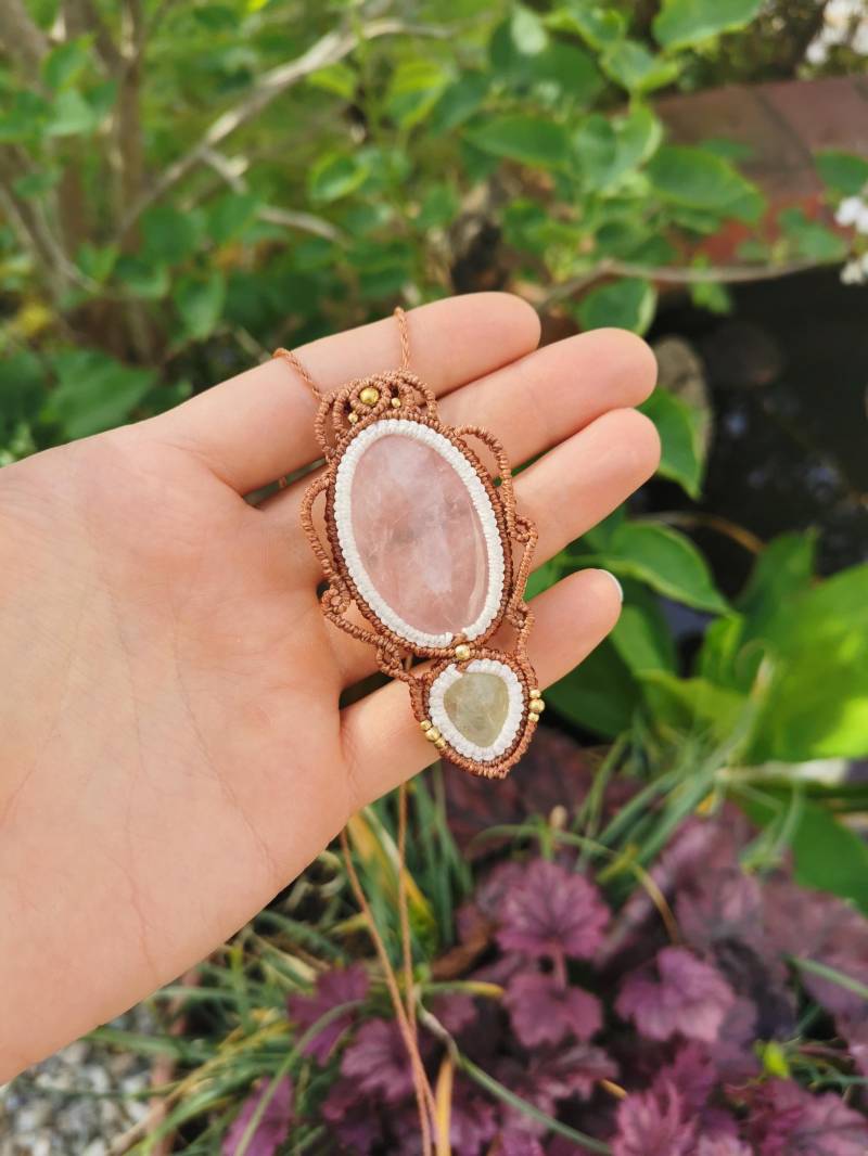 Rosenquarz Und Prehnit Anhänger Halskette, Makramee Boho Hippie Edelstein Schmuck von DresedesignsShop
