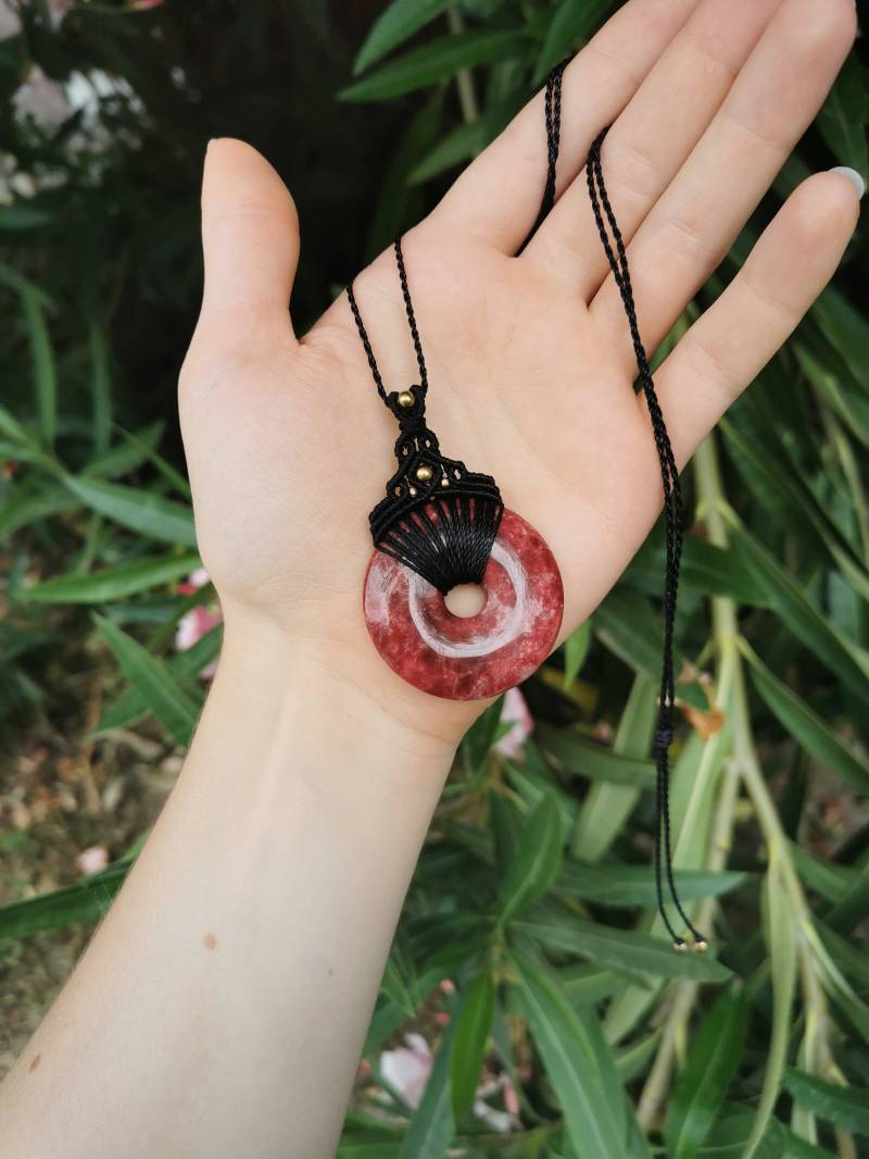 Thulit Donut Anhänger Halskette, Makramee Boho Hippie Edelstein Schmuck Thulit Donut Anhänger Halskette, Makramee Boho Hippie Edelstein Schmuck von DresedesignsShop