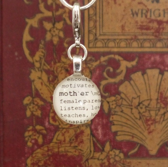 Mutter-Wörterbuch Anhänger Für Ein Lesezeichen Schlüsselbund Halskette Armband Von Kristin Victoria Designs von KristinVictoria