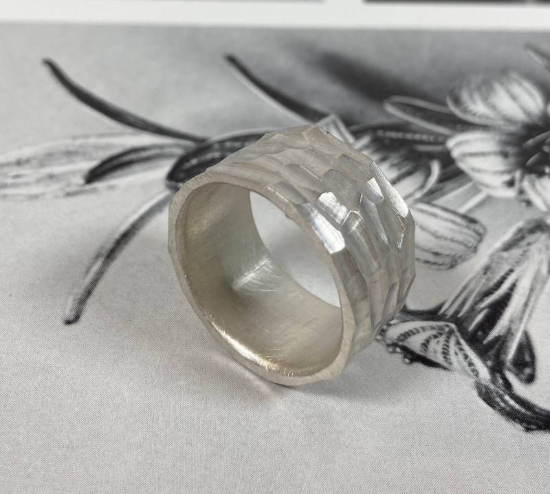 Breiter Silberring Mit Struktur, Freundschaftsring, Besonderer Trauring - Multifaceted von KristinaWeddeJewelry