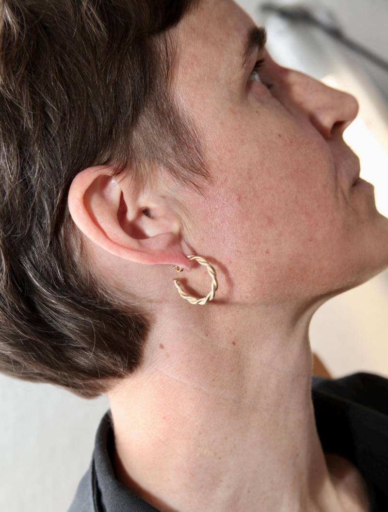 Goldfarbene Twist-Creolen, Seil-Creolen, Ovale Creolen, Everyday Ohrringe, Boho, Verdrehte Statement-Ohrringe von KristinaWeddeJewelry