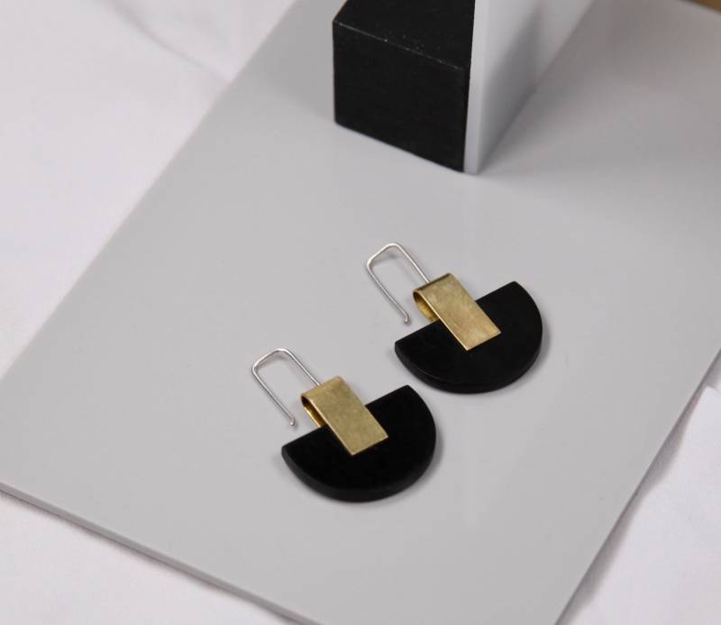 Halbkreisohrhänger in Silber/ Messing Mit Acrylplatte, Halbmond - Bauhaus Xi von KristinaWeddeJewelry