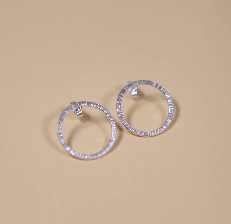 Kreisohrstecker in Silber Mit Struktur, Besondere Form - Structure von KristinaWeddeJewelry