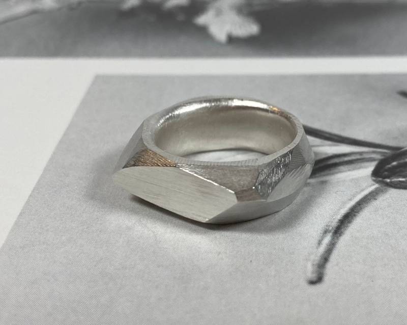 Siegelring in Silber Mit Struktur, Verlobungsring, Unisex Ring - Multifaceted von KristinaWeddeJewelry