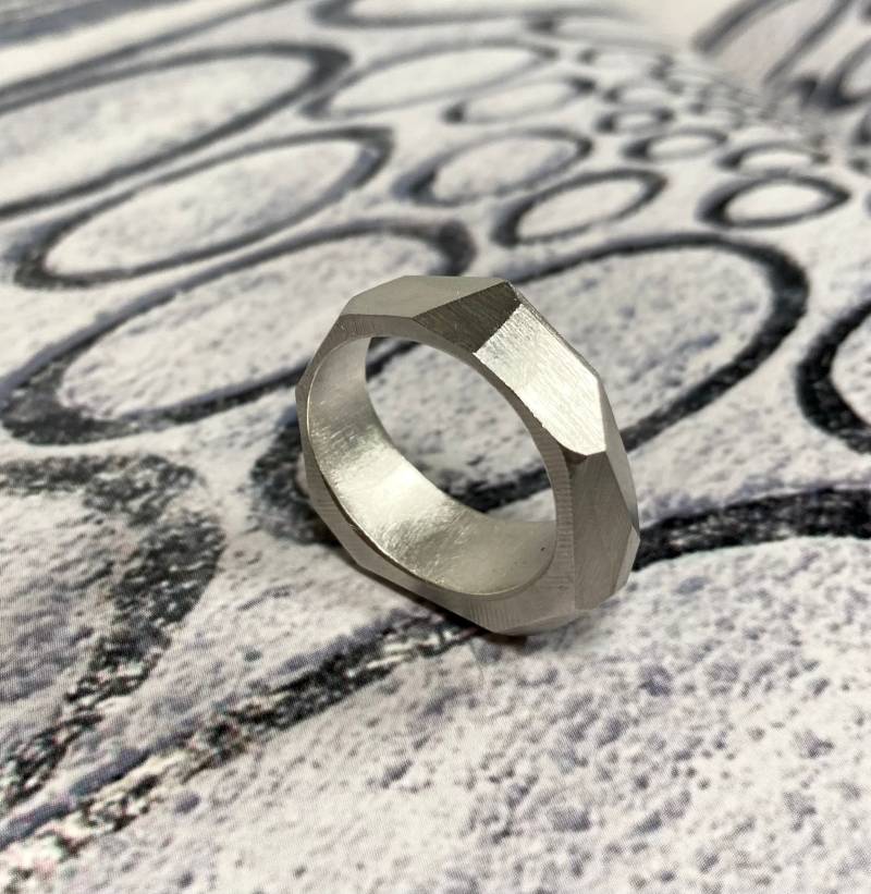Statementring in Silber, Facettenring, Breiter Ring Mit Struktur - Multifaceted von KristinaWeddeJewelry
