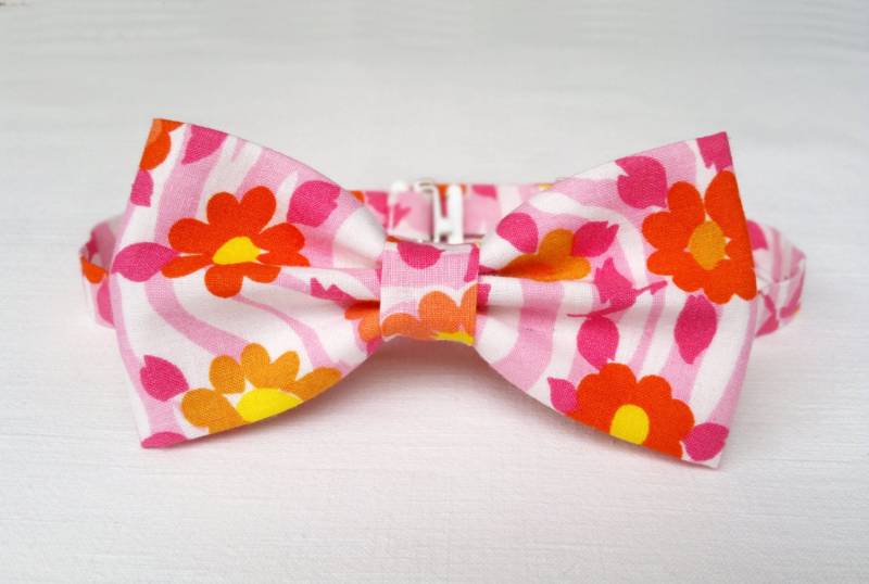 Geblümte Fliege in Orange. Rosa Geblümte Für Herren. Aus Baumwolle Mit Abstraktem Print. Trauzeugen Geschenk Ihn. Freund Geschenke. Fliegen Männer von KristineBridal