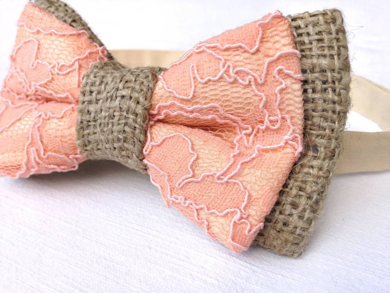 Pfirsich Spitze Und Sackleinen Fliege. Koralle Bräutigam Rustikale Hochzeit. Bester Mann. Vater Der Braut. Bräutigam, Um Geschenk Zu Sein. Freund von KristineBridal