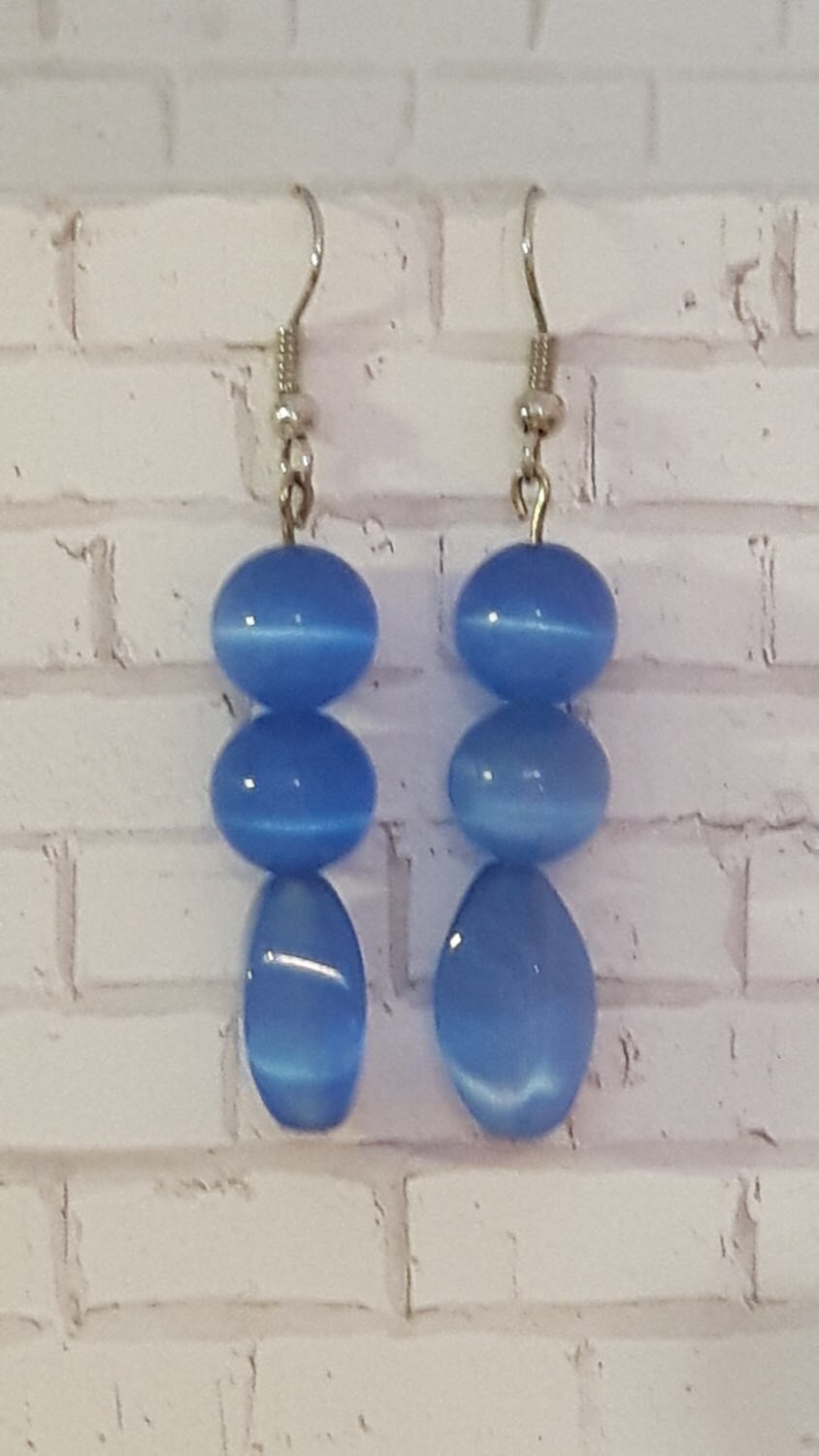 Blaue Glasperlen-Ohrringe Glas-Ohrringe 3 Perlen Perlen-Ohrringe Ohrhänger von KristinsJewelleryBox