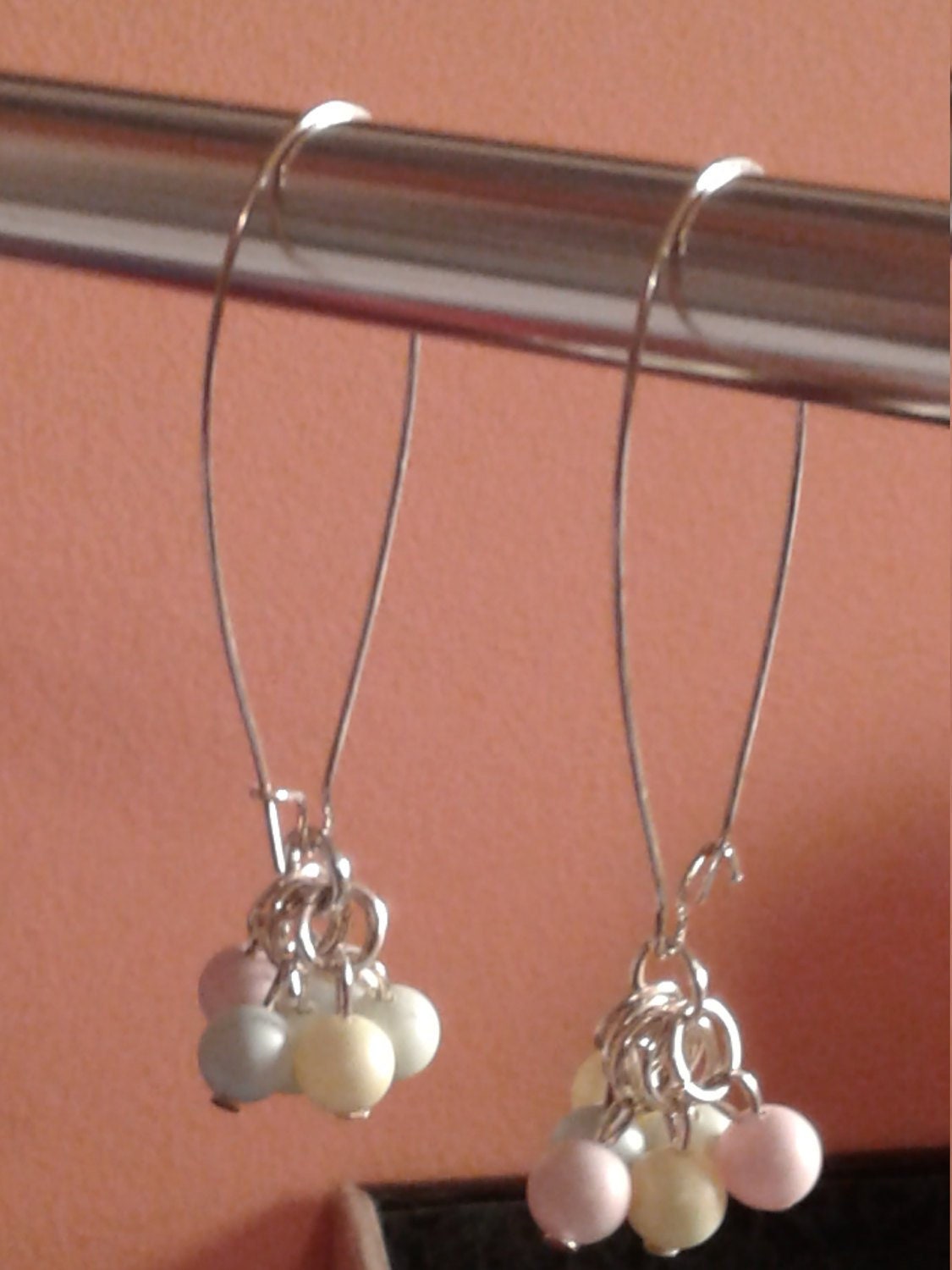 Entzückende Oster Ohrringe Mit Swarovski Perlen, Pastell Ohrringe, Baumeln Ostern Perlen von KristinsJewelleryBox